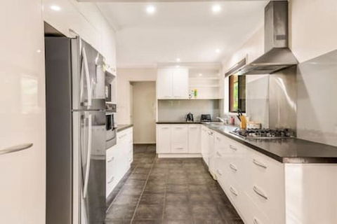 Modern Comfort Retreat 4Bed Cozy Haven W Pool - Hotel Accommodation 3