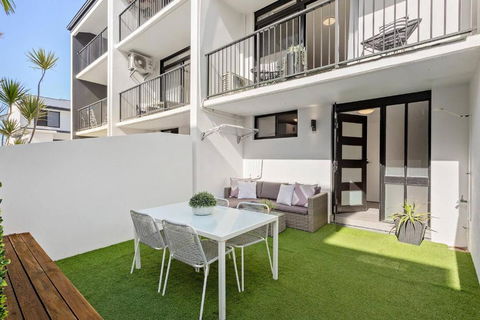 Modern Courtyard Oasis For Easy Beachside Living - Hotel Accommodation 0