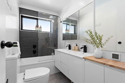 Modern Courtyard Oasis For Easy Beachside Living - Hotel Accommodation 2