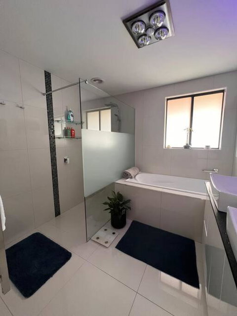 Modern Light Filled Home Near Beaches - Hotel Accommodation 1