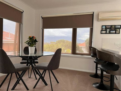 Modern Light Filled Home Near Beaches - Hotel Accommodation 3