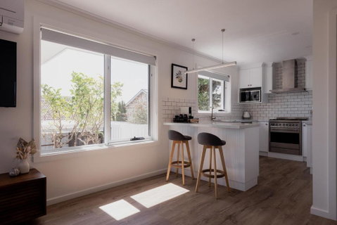 Modern Refurbished Unit In Charming Bellerive - Hotel Accommodation 0
