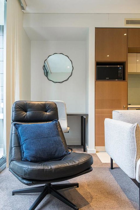 Modern Urban Retreat 1BR Apt Near Chatswood - Hotel Accommodation 1