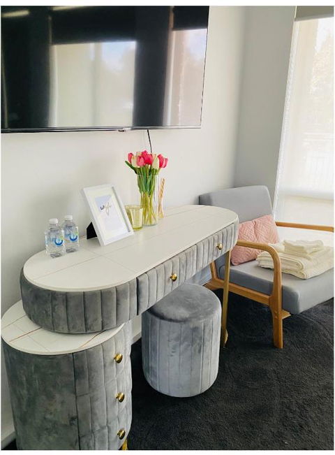 Modern Private Room With Ensuite - Hotel Accommodation 2