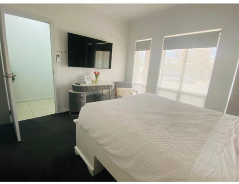Modern Private Room With Ensuite - Hotel Accommodation 1
