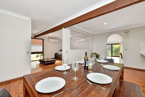NEW PropertyBreezy Bayside Haven At Brightwaters - Hotel Accommodation 1
