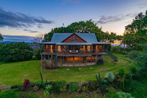 Mountain Retreat With Ocean Views And Fireplace - Hotel Accommodation 0