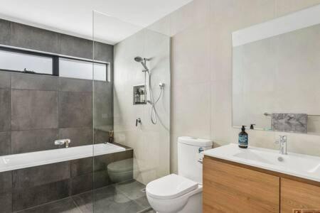 Mountain View Villa-close To Shops-10min To CBD - Hotel Accommodation 1