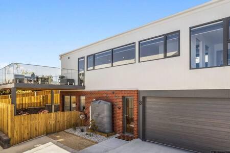 Mountain View Villa-close To Shops-10min To CBD - Hotel Accommodation 3