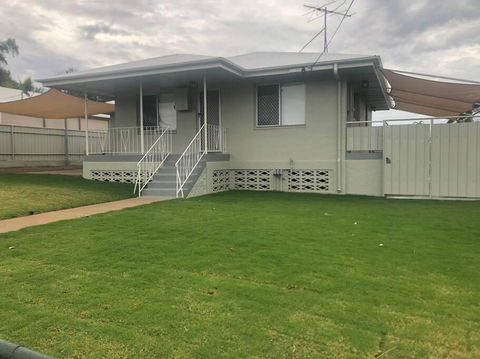 Mt Isa - Emerald Gem 3 Bedroom Home QUIET AREA - Hotel Accommodation 0