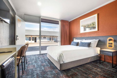 Nightcap At Horse & Jockey Hotel Warwick - Hotel Accommodation 0