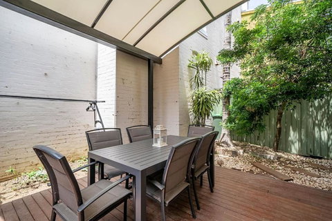 Newtown Nest - Chic Terrace Living Off King Street - Hotel Accommodation 2