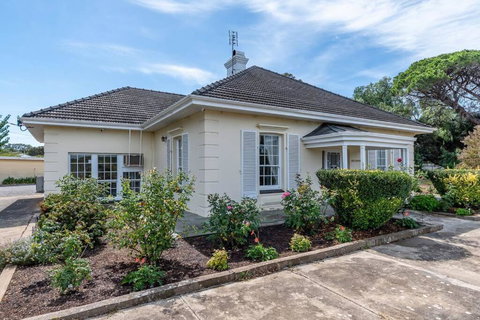 Normanville, Large Historic Three Bedroom Home - Hotel Accommodation 0