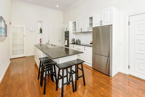 Normanville, Large Historic Three Bedroom Home - Hotel Accommodation 2