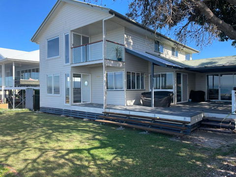 Ocean Pearl - 3 Bedroom Beachfront Property! - Hotel Accommodation 1