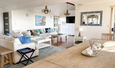 Ocean Pearl - 3 Bedroom Beachfront Property! - Hotel Accommodation 2