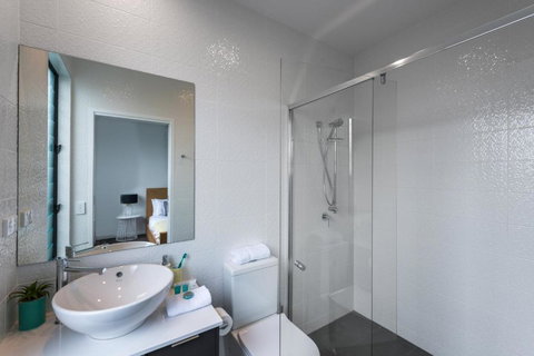 Oxford Steps - Executive 2BR Bulimba Apartment Across From The Park On Oxford St - Hotel Accommodation 2