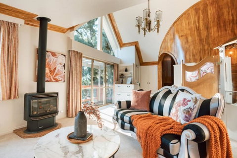 Olinda Enchanted Tower Spa Gas Log Fire And Netflix - Hotel Accommodation 0