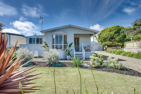 Our Little White House -74 Padman Crescent, Middleton - Hotel Accommodation 0