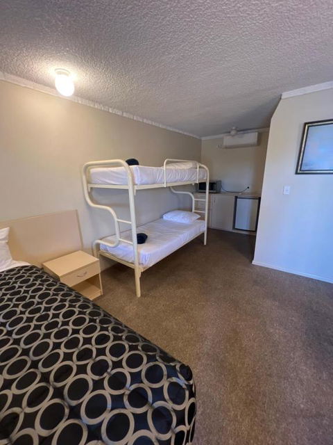 OVERLANDER MOTOR LODGE - Hotel Accommodation 3