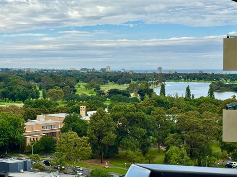 Panoramic View - Albert Park Lake & Shrine Views - Hotel Accommodation 0