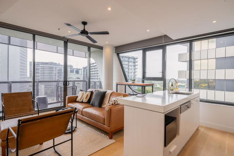 Panoramic View - Albert Park Lake & Shrine Views - Hotel Accommodation 1