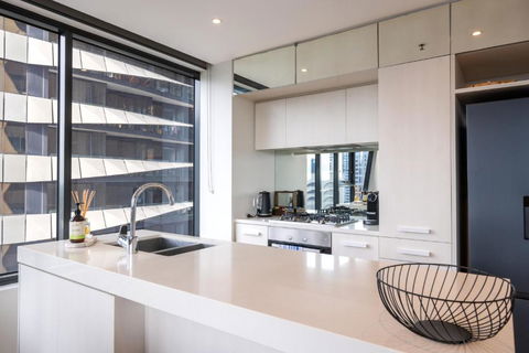 Panoramic View - Albert Park Lake & Shrine Views - Hotel Accommodation 2