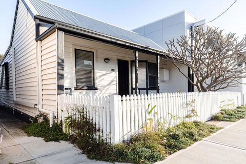 Pattys Cottage - Pet Friendly Home In Merewether - Hotel Accommodation 1