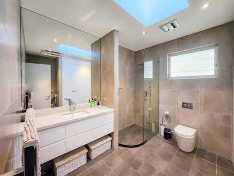 Peaceful 4-Bedroom Family Retreat In Lane Cove - Hotel Accommodation 1