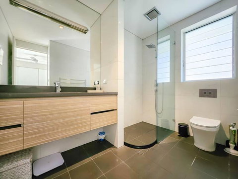 Peaceful 4-Bedroom Family Retreat In Lane Cove - Hotel Accommodation 2