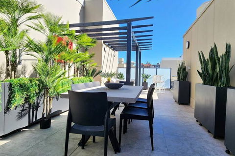 Penthouse With Private Terrace, Parking + 2 Pools - Hotel Accommodation 1