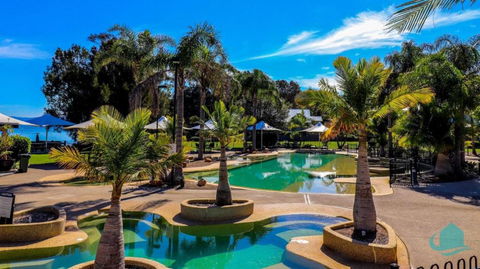 Plover Executive Deluxe Villa 25 - Hotel Accommodation 1