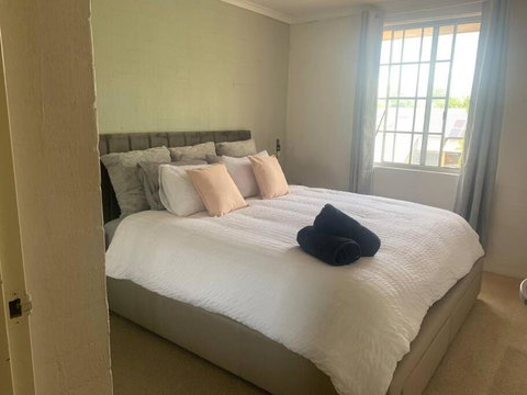 Plush 2 Bedroom Apartment Kingston - Hotel Accommodation 1