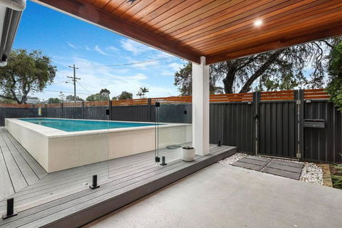 Pool House Hideaway - Hotel Accommodation 1