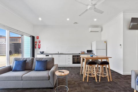 Port Lincoln Shark Apartment 5 - Hotel Accommodation 1