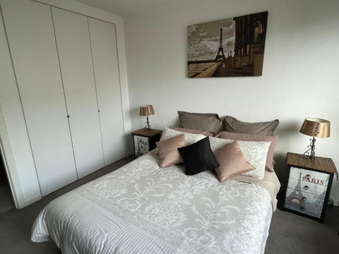 Radiance - Chic Fitzroy Street Apartment - Hotel Accommodation 1