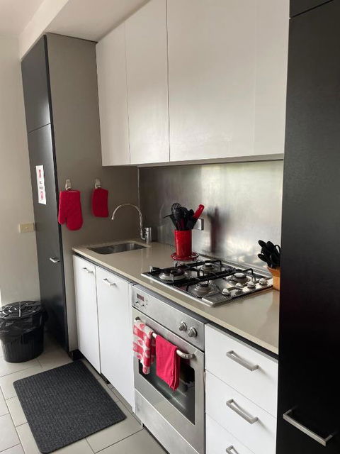 Radiance - Chic Fitzroy Street Apartment - Hotel Accommodation 2