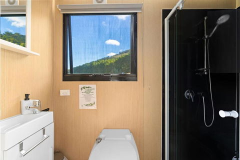 Rae At Lake George Winery By Tiny Away - Hotel Accommodation 1