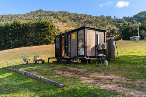 Rae At Lake George Winery By Tiny Away - Hotel Accommodation 0