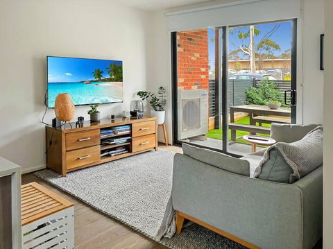Private Room & Ensuite, In Shared Modern 2 Level Apartment - Full Use Of All Facilities - Hotel Accommodation 0
