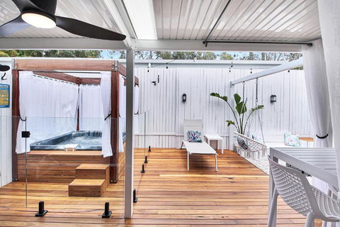 Private Outdoor Spa, Fire Pit - THE RETREAT COOLUM BEACH - Hotel Accommodation 1
