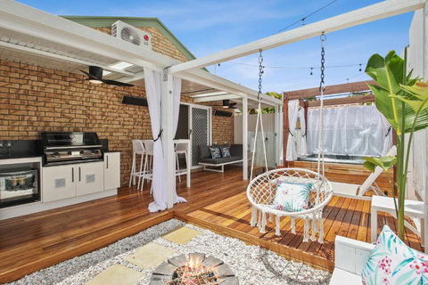 Private Outdoor Spa, Fire Pit - THE RETREAT COOLUM BEACH - Hotel Accommodation 2