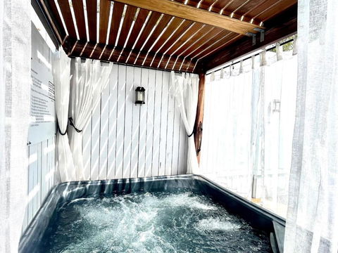 Private Outdoor Spa, Fire Pit - THE RETREAT COOLUM BEACH - Hotel Accommodation 3