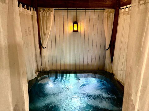 Private Outdoor Spa, Fire Pit - THE RETREAT COOLUM BEACH - Hotel Accommodation 0