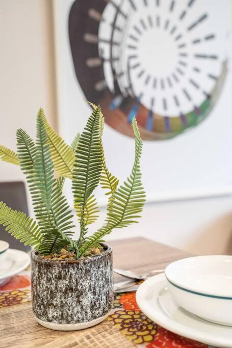 Quaint Auchenflower 1B1B Apt W Parking Close To UQ - Hotel Accommodation 2