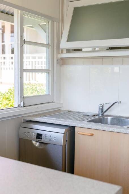 Quaint & Cosy 1 Bedroom Apartment In Queenslander. - Hotel Accommodation 2