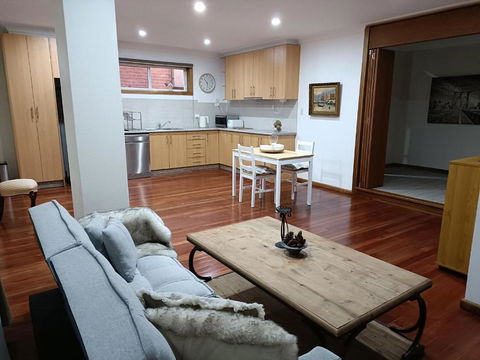 Quiet Nature-Filled Ground Floor Unit - Hotel Accommodation 2
