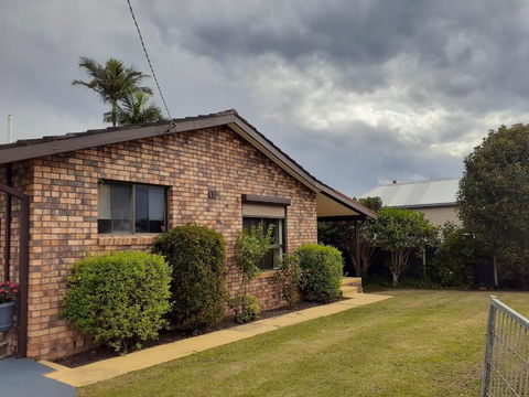 QUIET PROPERTY BY THE RIVER - Hotel Accommodation 0