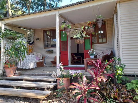 Quirky Cottage In Centre Of Maleny, Walk Everywhere - Hotel Accommodation 2