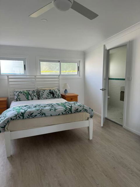 Rare Broulee Beachfront House - Hotel Accommodation 1